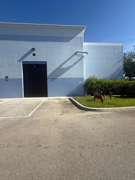 342 Pike Rd, West Palm Beach, FL for lease - Building Photo - Image 2 of 6