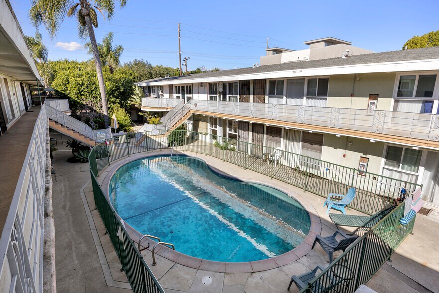 1904 S Robertson Blvd, Los Angeles, CA à vendre - Photo du bâtiment - Image 3 de 9