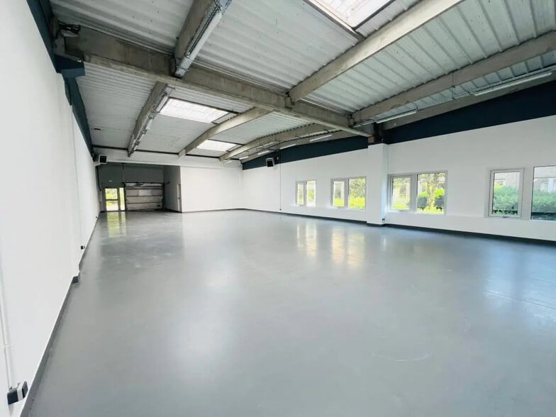 Flex in Trappes for lease - Interior Photo - Image 1 of 11