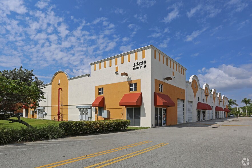 13850 SW 143rd Ct, Miami, FL à louer - Photo du bâtiment - Image 2 de 3