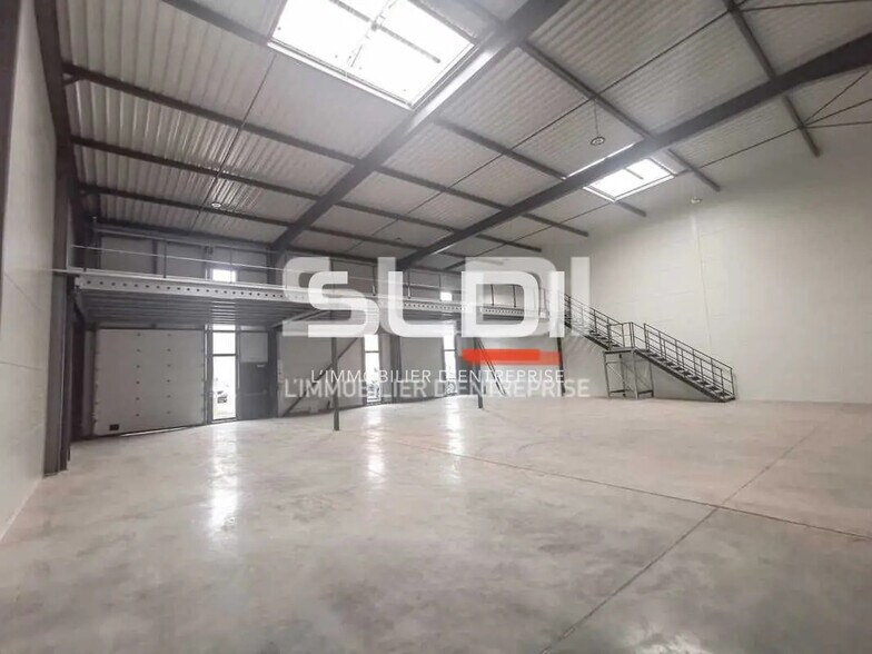 Flex in Villefontaine for lease - Building Photo - Image 3 of 17