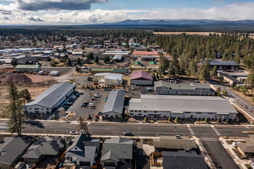 275 W Lundgren Mill Dr, Sisters, OR for lease - Building Photo - Image 2 of 26