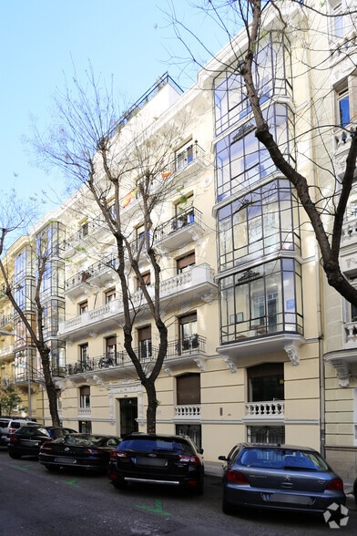 Calle del Monte Esquinza, 44, Madrid, Madrid for lease - Building Photo - Image 2 of 2