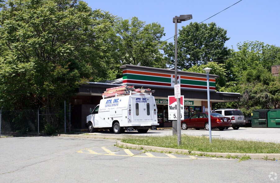 8226 Russell Rd, Alexandria, VA à vendre - Photo du bâtiment - Image 3 de 3