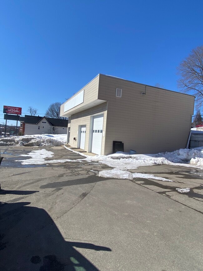 Plus de détails pour 85 E Fulton St, Gloversville, NY - Commerce de détail à vendre