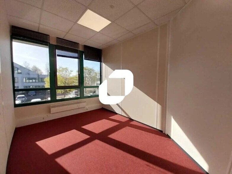 Office in Trappes for lease - Building Photo - Image 3 of 12