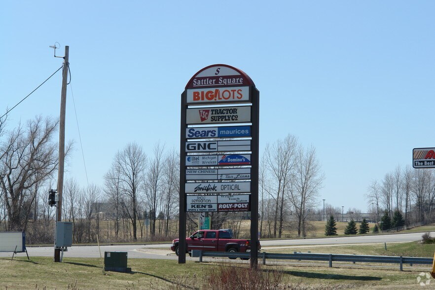 710-754 Perry Ave, Big Rapids, MI à louer - Photo du bâtiment - Image 2 de 7