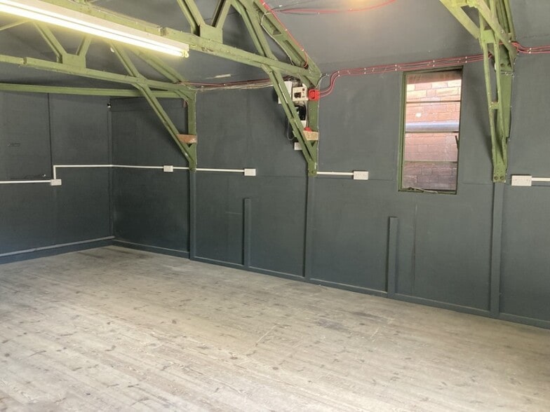 187 Middlewood Rd, Sheffield for lease - Interior Photo - Image 2 of 5