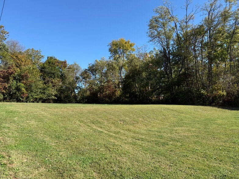 1016 W Country Club Dr, Bloomington, IN à vendre - Photo du bâtiment - Image 2 de 23
