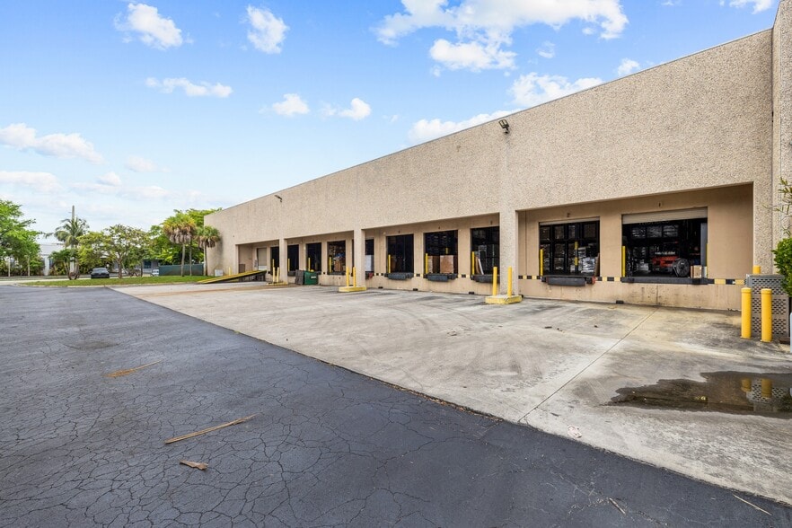 1120 NW 165th St, Miami, FL for lease - Building Photo - Image 3 of 21