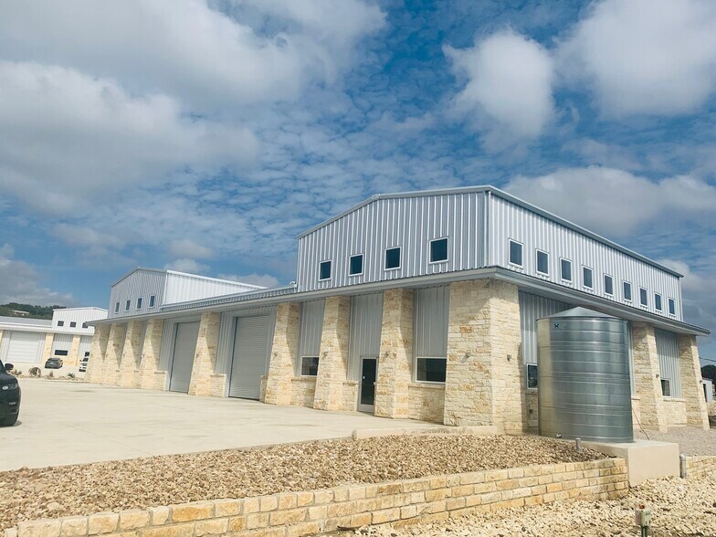 Bell Spring Business Park portefeuille de 7 propriétés à vendre sur LoopNet.ca - Photo principale - Image 2 de 4