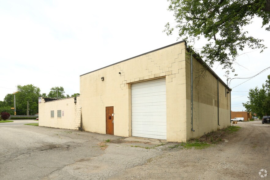 25916 W 7 Mile Rd, Redford Township, MI à vendre - Photo du bâtiment - Image 3 de 9