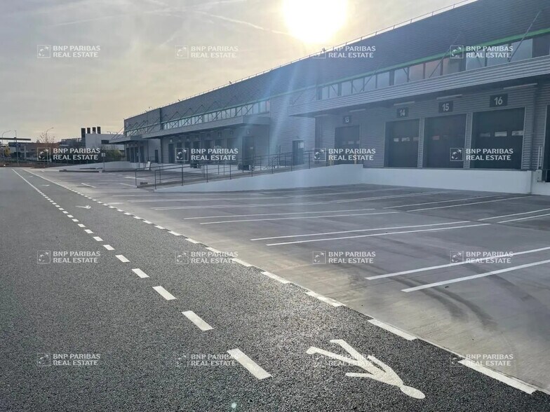 Industrial in Aulnay-sous-Bois for lease - Building Photo - Image 2 of 8