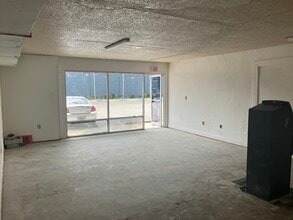 12691-12695 Mcgregor Blvd, Fort Myers, FL for lease Interior Photo- Image 2 of 5