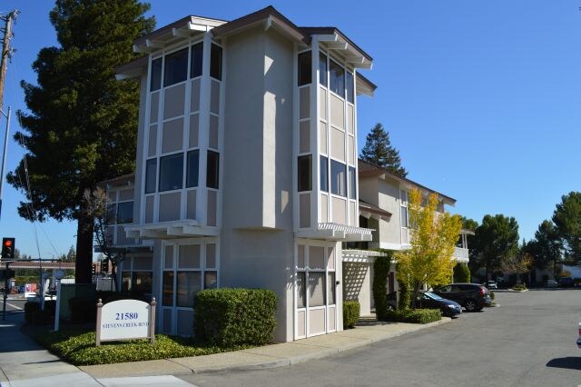 21580 Stevens Creek Blvd, Cupertino, CA à louer - Photo du bâtiment - Image 2 de 5
