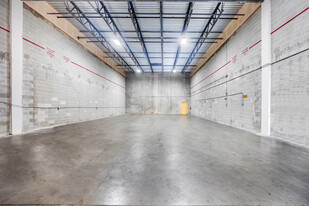 5,150 Sqft High Ceiling Warehouse - Warehouse