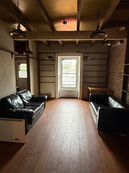 264 Rue Sainte-Catherine O, Montréal, QC à louer - Photo du bâtiment - Image 3 de 11