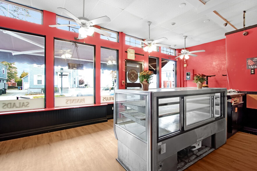 366 Wood St, Bristol, RI à vendre - Photo du bâtiment - Image 2 de 10