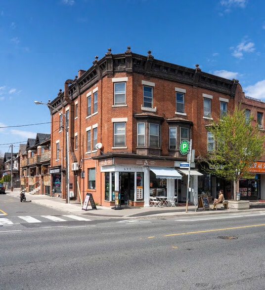 688-690 Bloor St West portfolio of 3 properties for sale on LoopNet.ca - Building Photo - Image 2 of 7