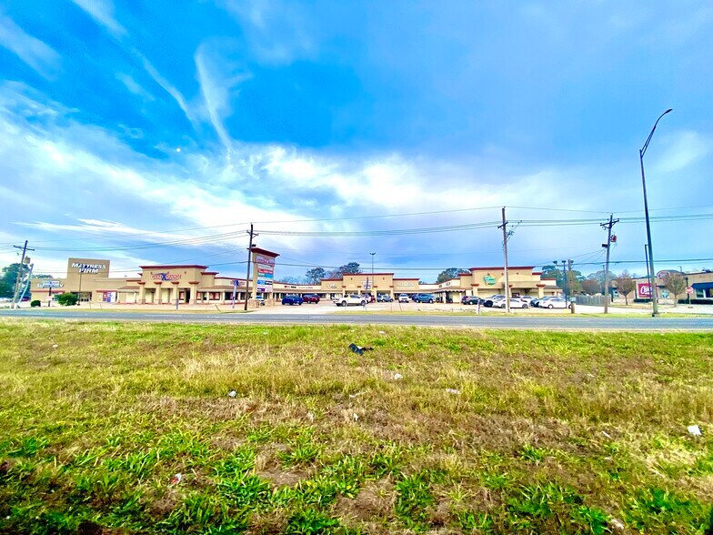 3500-3536 FM 365, Nederland, TX à louer - Photo du bâtiment - Image 1 de 27