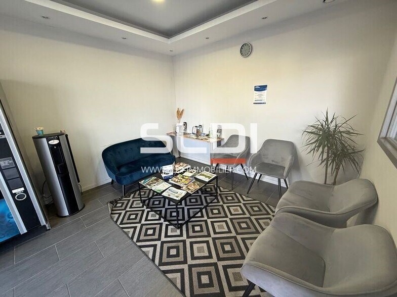 Flex in Bourgoin-Jallieu for lease - Interior Photo - Image 3 of 7