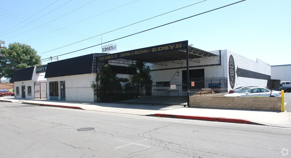 15954-15958 Arminta St, Van Nuys, CA for lease - Building Photo - Image 2 of 21