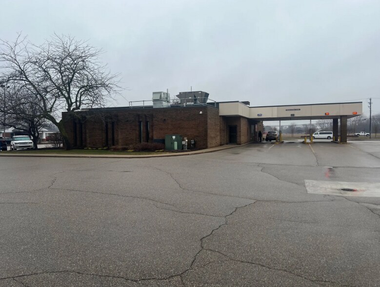 1140 S Outer Dr, Saginaw, MI à vendre - Photo du bâtiment - Image 3 de 4