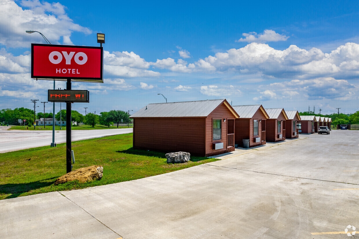108 E State Highway 72, Kenedy, TX for sale Primary Photo- Image 1 of 18