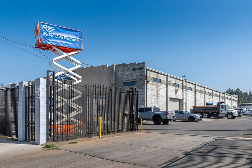 10232-10234 Glenoaks Blvd, Pacoima, CA à vendre - Photo du bâtiment - Image 2 de 47