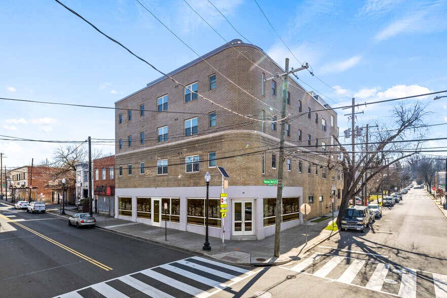 1916 15th St SE, Washington, DC à vendre - Photo du bâtiment - Image 2 de 50