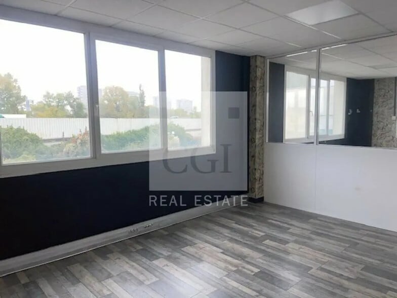 Office in Villeurbanne for lease - Interior Photo - Image 2 of 12
