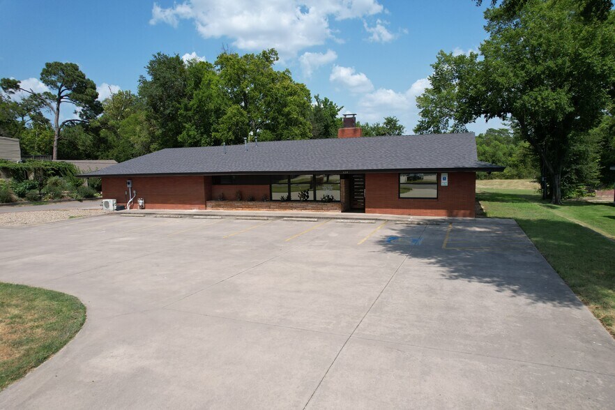 614 Oak Ave, Sulphur Springs, TX for sale - Primary Photo - Image 1 of 38