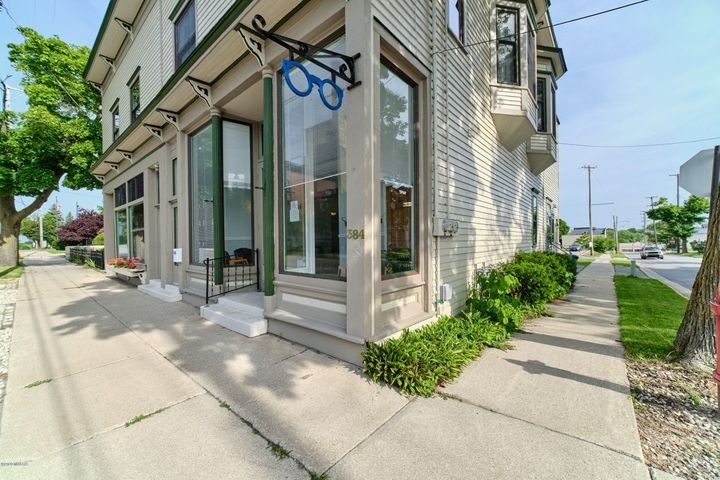 384 1st St, Manistee, MI à louer - Photo du bâtiment - Image 3 de 13