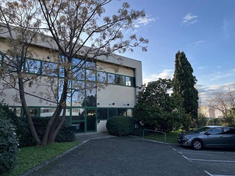 Flex in Les Pennes-Mirabeau for sale - Building Photo - Image 1 of 13
