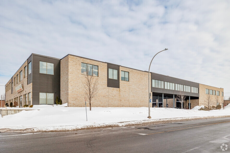 310-350 Rue Ness, Montréal, QC for lease - Building Photo - Image 3 of 4