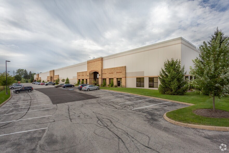 7900 Cochran Rd, Solon, OH à louer - Photo du bâtiment - Image 2 de 4