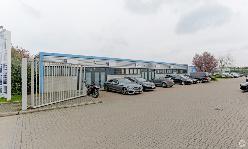 Langston Rd, Loughton à louer - Photo du bâtiment - Image 2 de 2