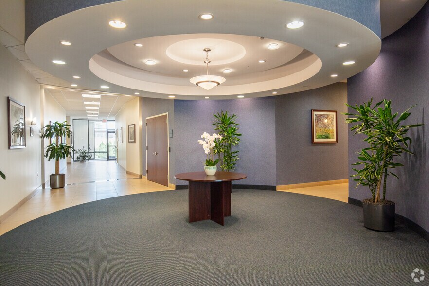 135 Engineers Rd, Hauppauge, NY à louer - Hall d’entrée - Image 2 de 14