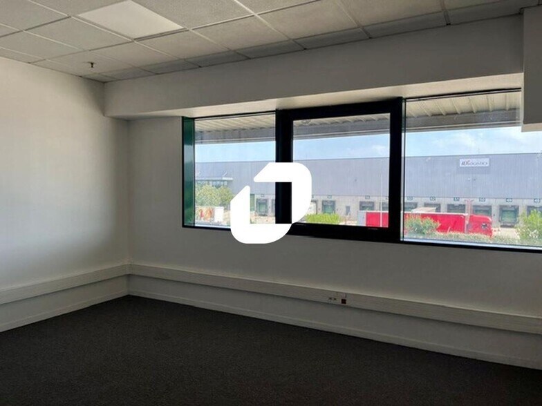 Flex in Miramas for lease - Interior Photo - Image 2 of 18