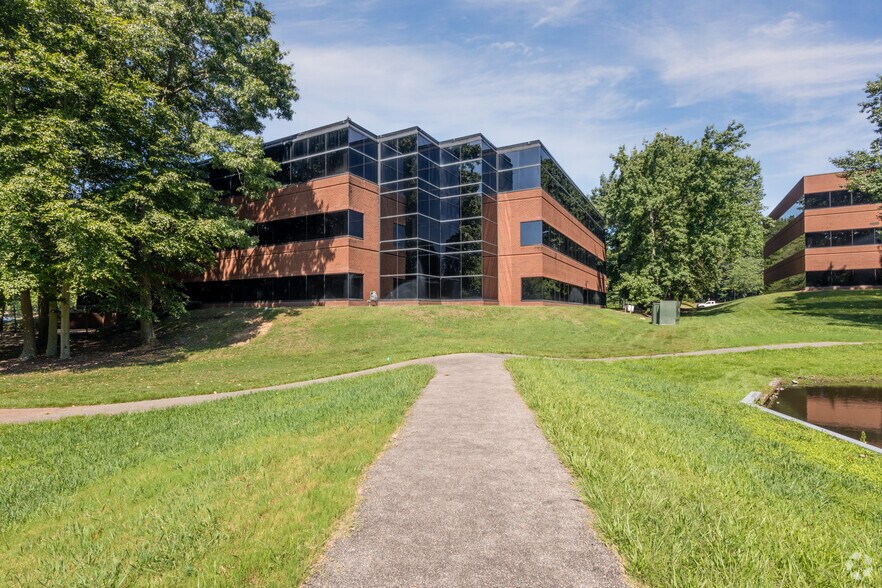 808 Moorefield Park Dr, Richmond, VA à louer - Photo du bâtiment - Image 3 de 8