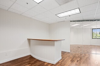 28632 Roadside Dr, Agoura Hills, CA à louer Photo intérieure- Image 2 de 5