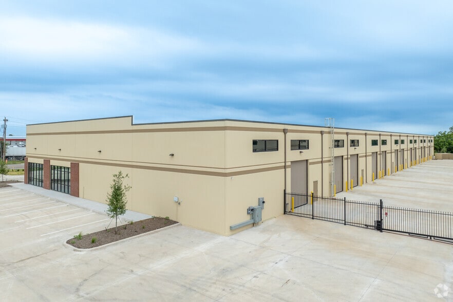 520 S Great Southwest Pky, Grand Prairie, TX for lease - Building Photo - Image 2 of 6