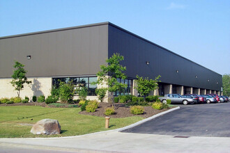 4550 Hinckley Ind Pky, Cleveland, OH à louer Photo du bâtiment- Image 1 de 1