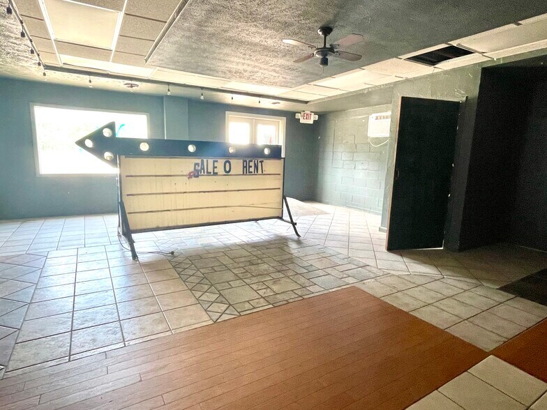 930 S 2nd St, Pekin, IL for sale - Interior Photo - Image 2 of 8