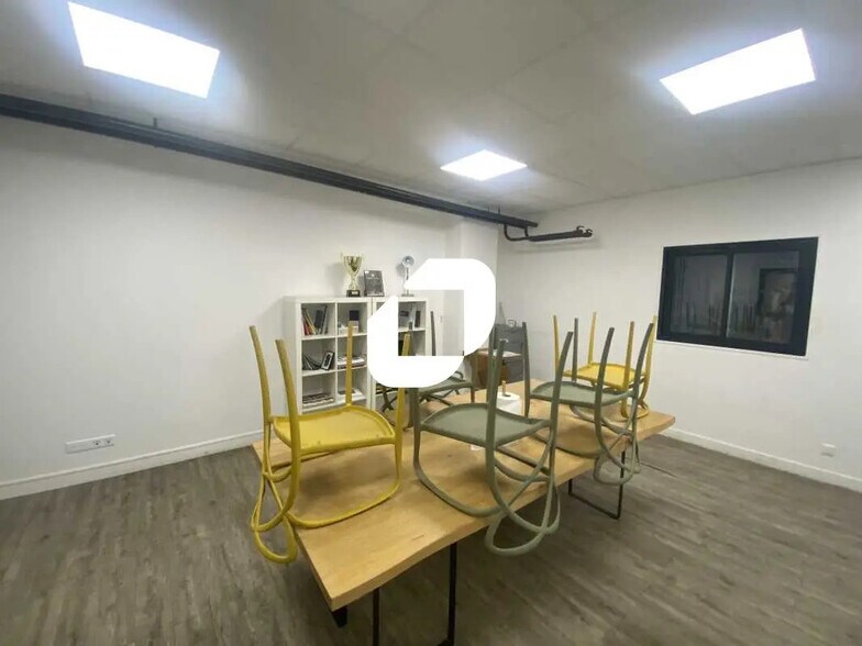 Local d'activités dans Osny à vendre - Photo du bâtiment - Image 1 de 18