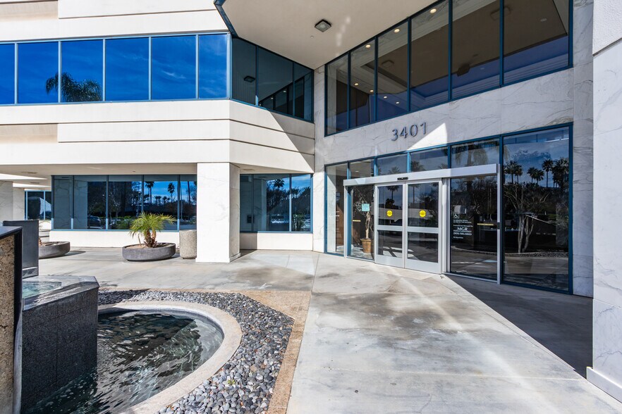3401 Centrelake Dr, Ontario, CA à louer - Photo du bâtiment - Image 2 de 9