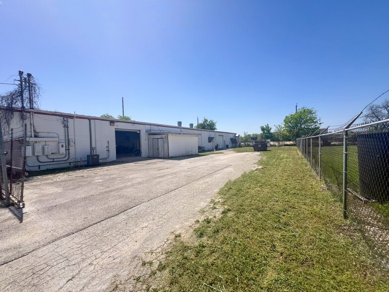 1111 Paulsun St, San Antonio, TX à louer - Photo du bâtiment - Image 3 de 7