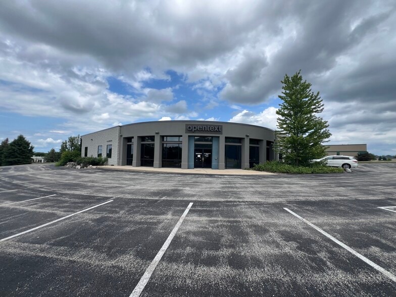 W223N608 Saratoga Dr, Waukesha, WI for sale - Building Photo - Image 3 of 22