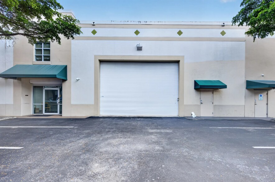 3030-3050 NW 82nd Ave, Miami, FL à vendre - Photo du bâtiment - Image 1 de 4