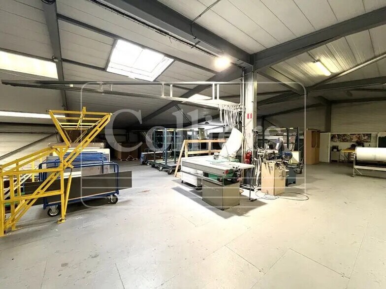 Flex in Marseille for lease - Interior Photo - Image 3 of 11